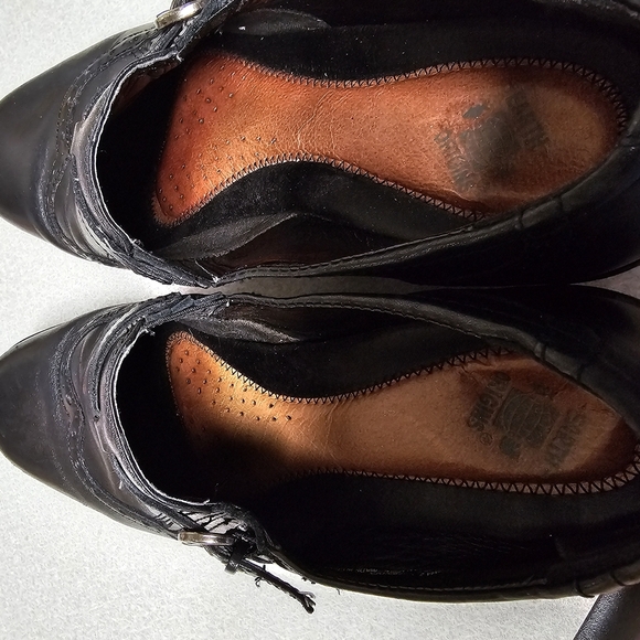 Earth Origins Black Mules with Chunky Heel - Picture 8 of 8